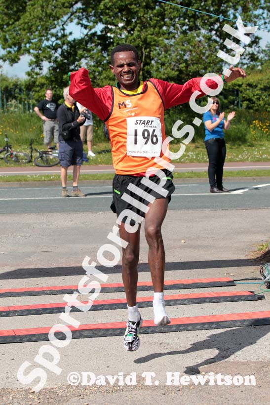 Wondiye Fikre Indelbu wins the Newton Aycliffe 10k Road Race wearing only one shoe.